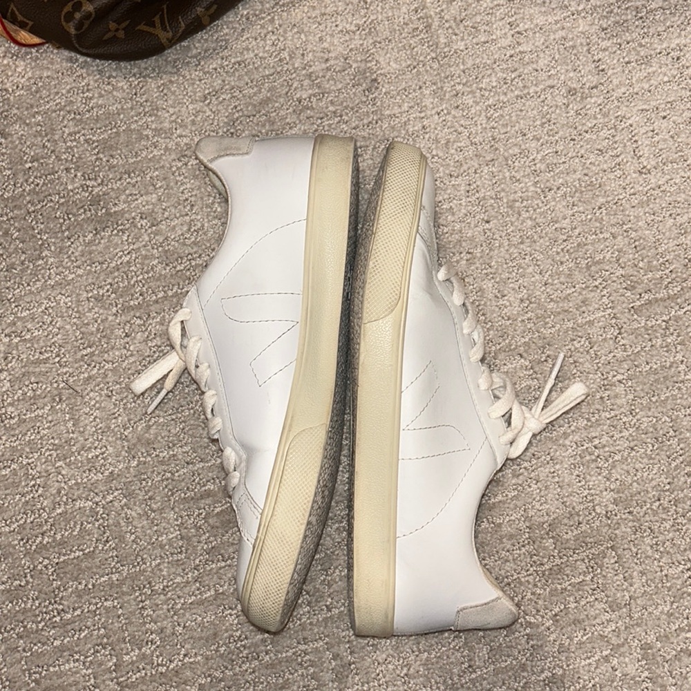 Vega white size 8 tennis shoe